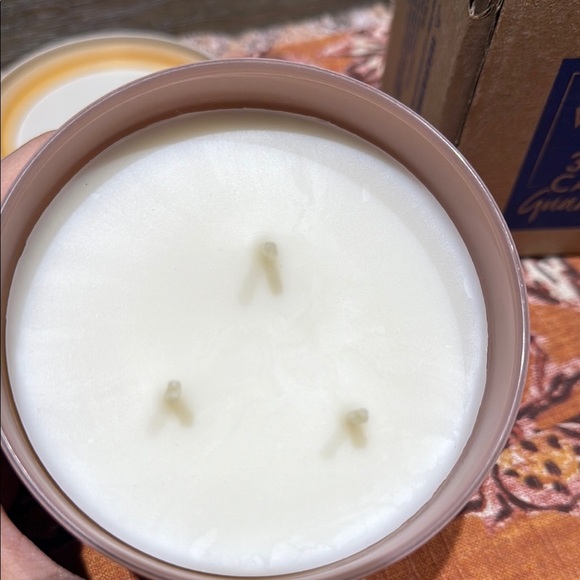 White Barn Cinnamon Spiced Vanilla Candle - Picture 3 of 4